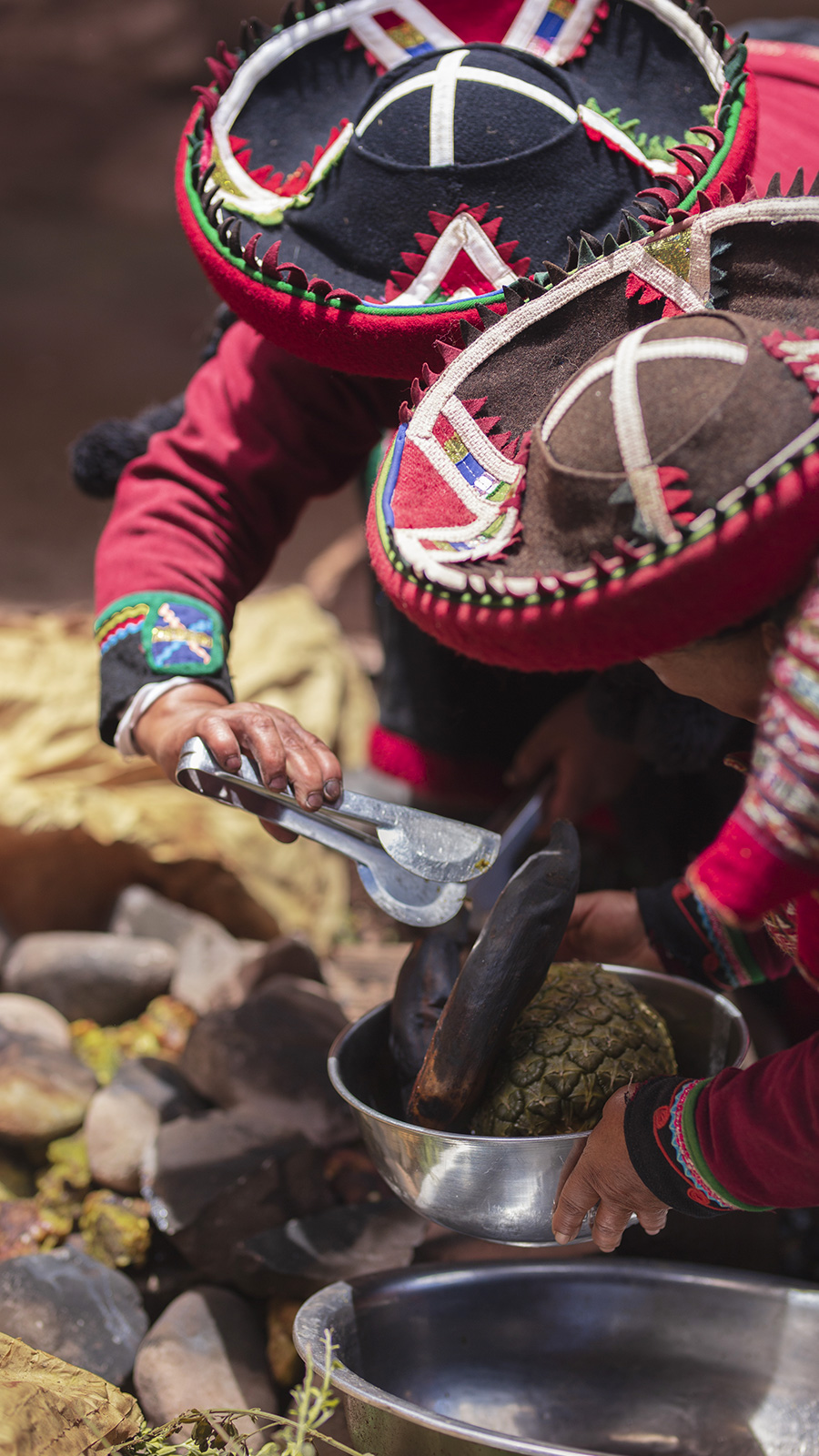 andean wedding mayara & andre mamitas preparing traditional pachamanca chincheros cusco photo by lorenna martin