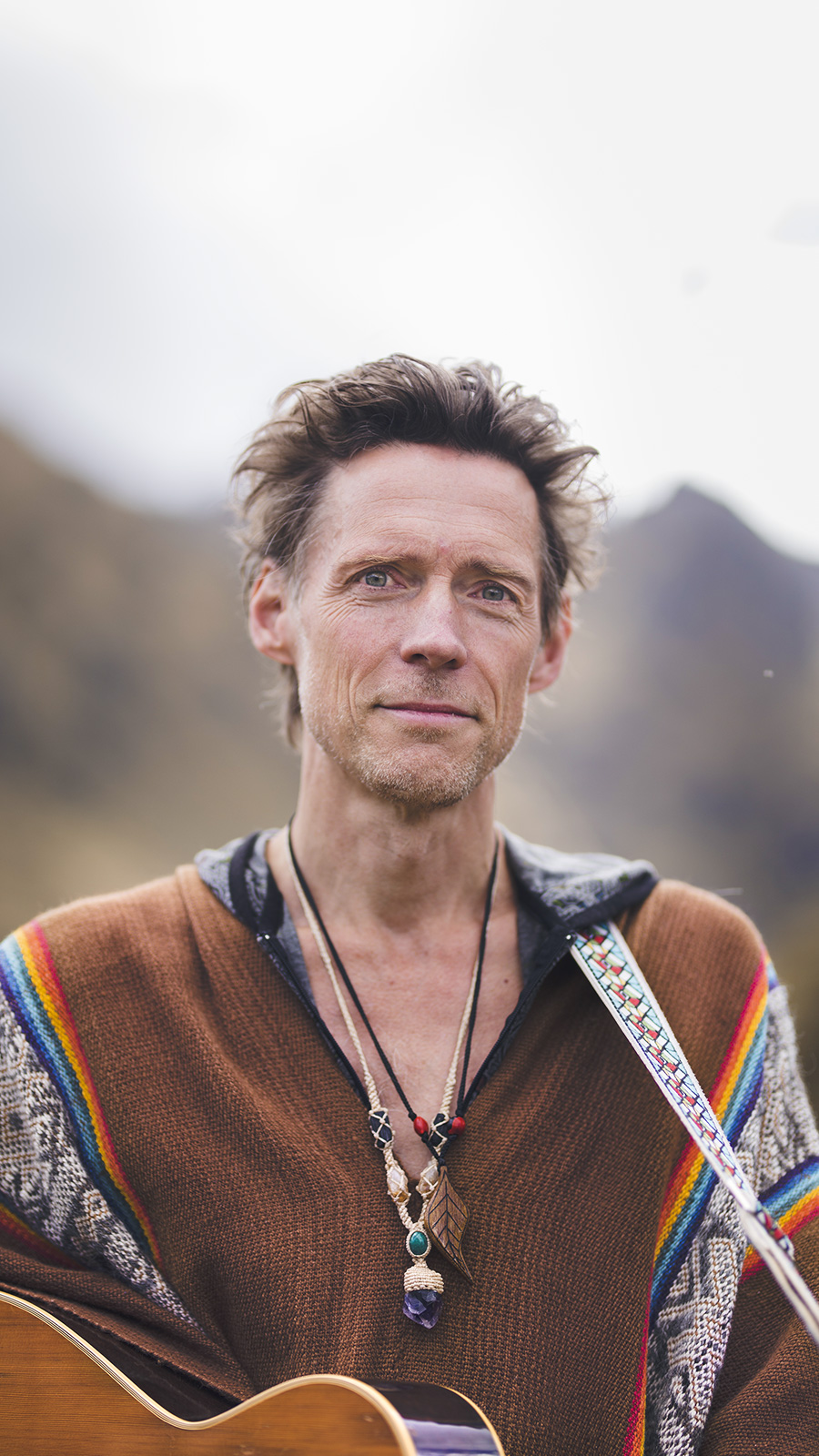 jont artist outdoor close up portrait photo shoot in kinsacocha lake pisac sacred valley peru photo by lorenna martin