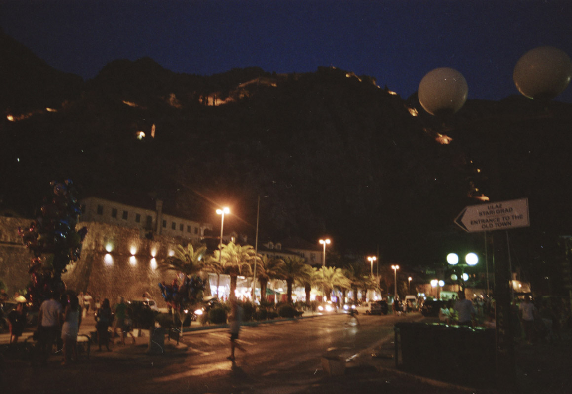hitchhiking in europe analogic photo by lorenna martin (2)