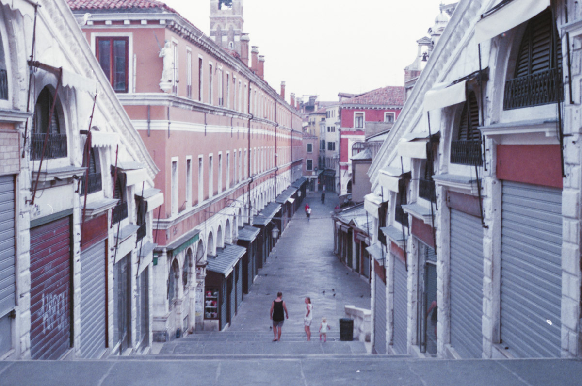 hitchhiking in europe analogic photo by lorenna martin (23)